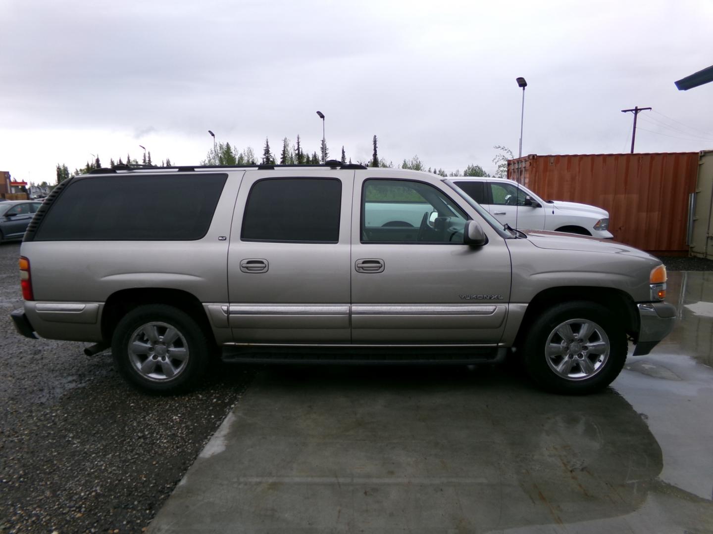 2001 Gold GMC Yukon XL 1500 4WD (3GKFK16T41G) with an 5.3L V8 OHV 16V engine, 4-Speed Automatic Overdrive transmission, located at 2630 Philips Field Rd., Fairbanks, AK, 99709, (907) 458-0593, 64.848068, -147.780609 - Photo#2